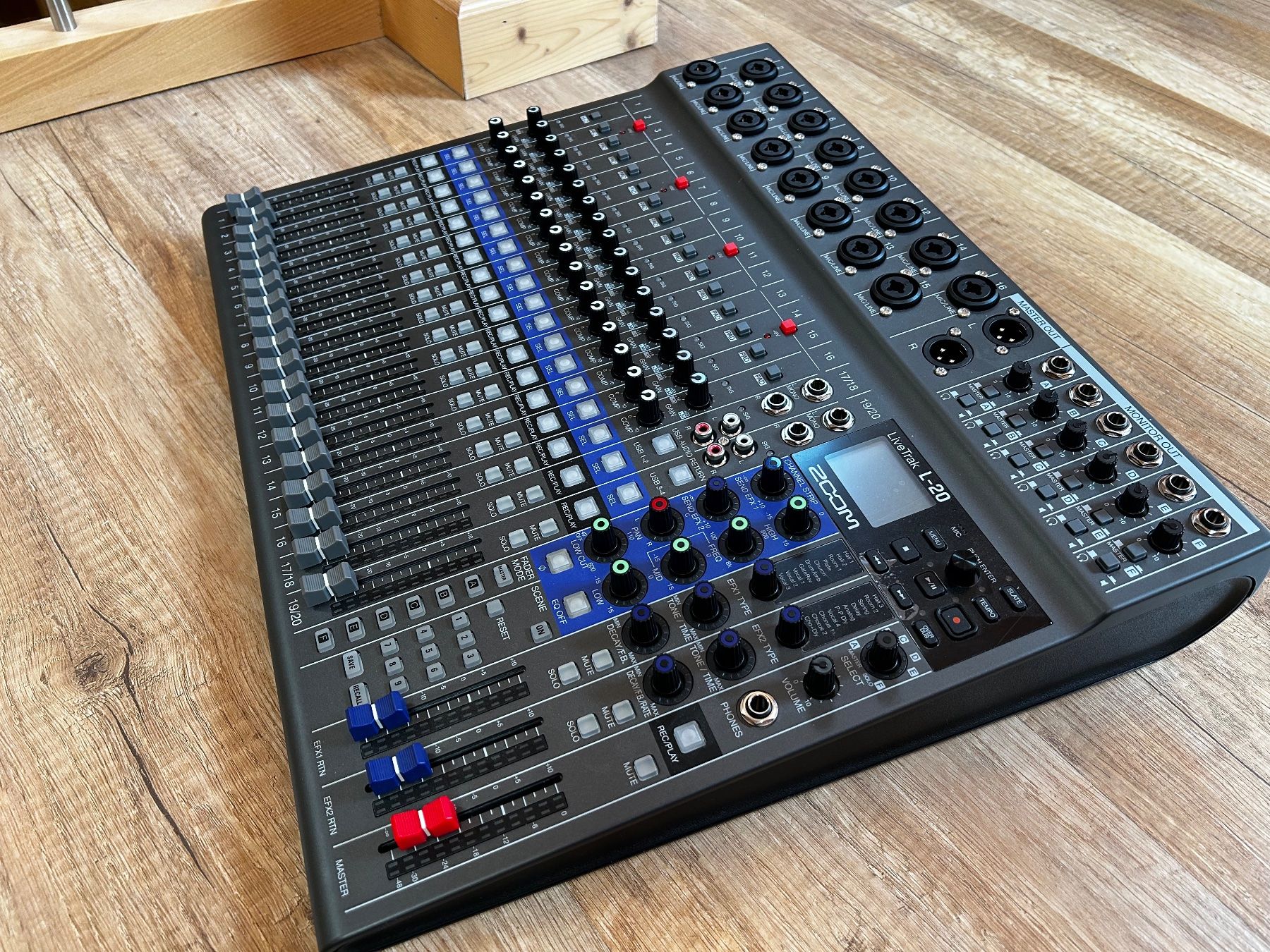 Zoom Console di mixaggio: Zoom LiveTrak L-20 Mixer – Usato da Val-d’Illiez venduto da SG2903 4