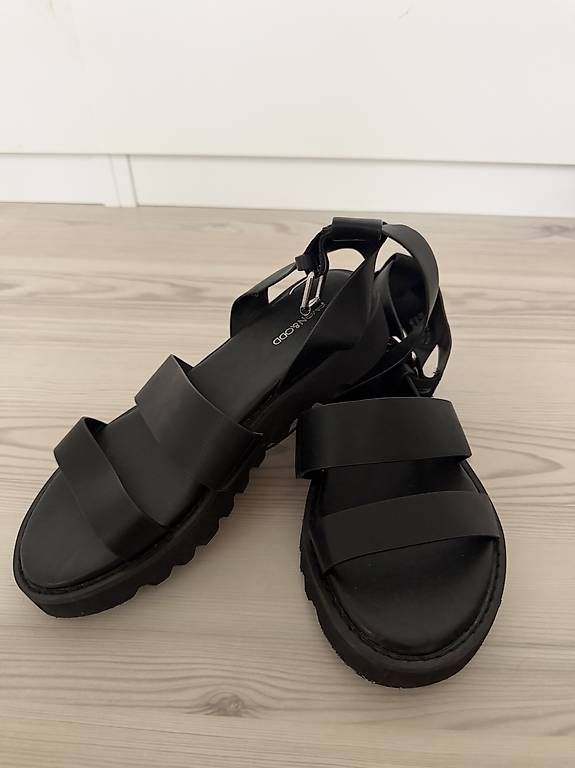Chaussures femmes: Schwarze Riemensandalen, Gr. 38 – D'occasion à Frauenfeld par _vivano_