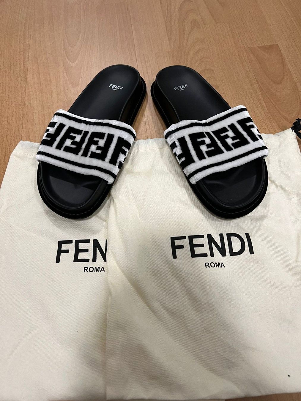 Fendi Scarpe da uomo: Fendi Slides Grösse 39/40 – Nuovo (secondo la descrizione) da Gelterkinden venduto da Nicole01012