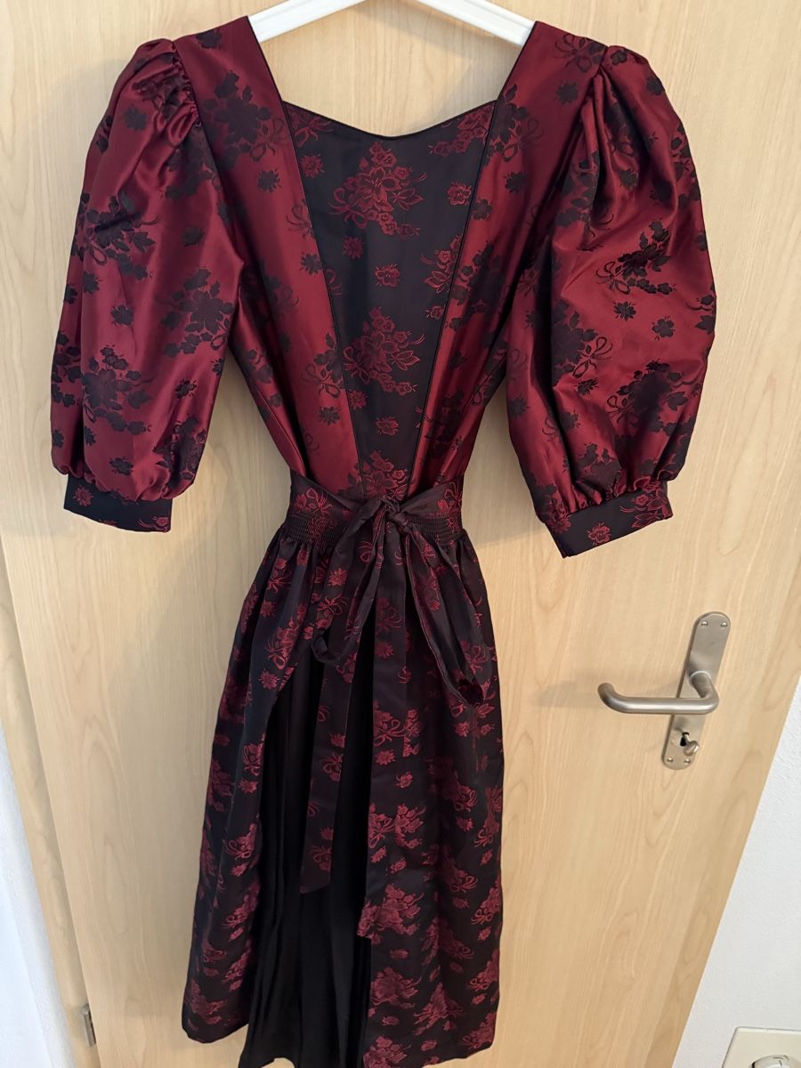 Vestiti: Dirndl Kleid bordeaux mit Blumenmuster, Grösse 36 – Nuovo (secondo la descrizione) da Zuzwil SG venduto da Boho-Style