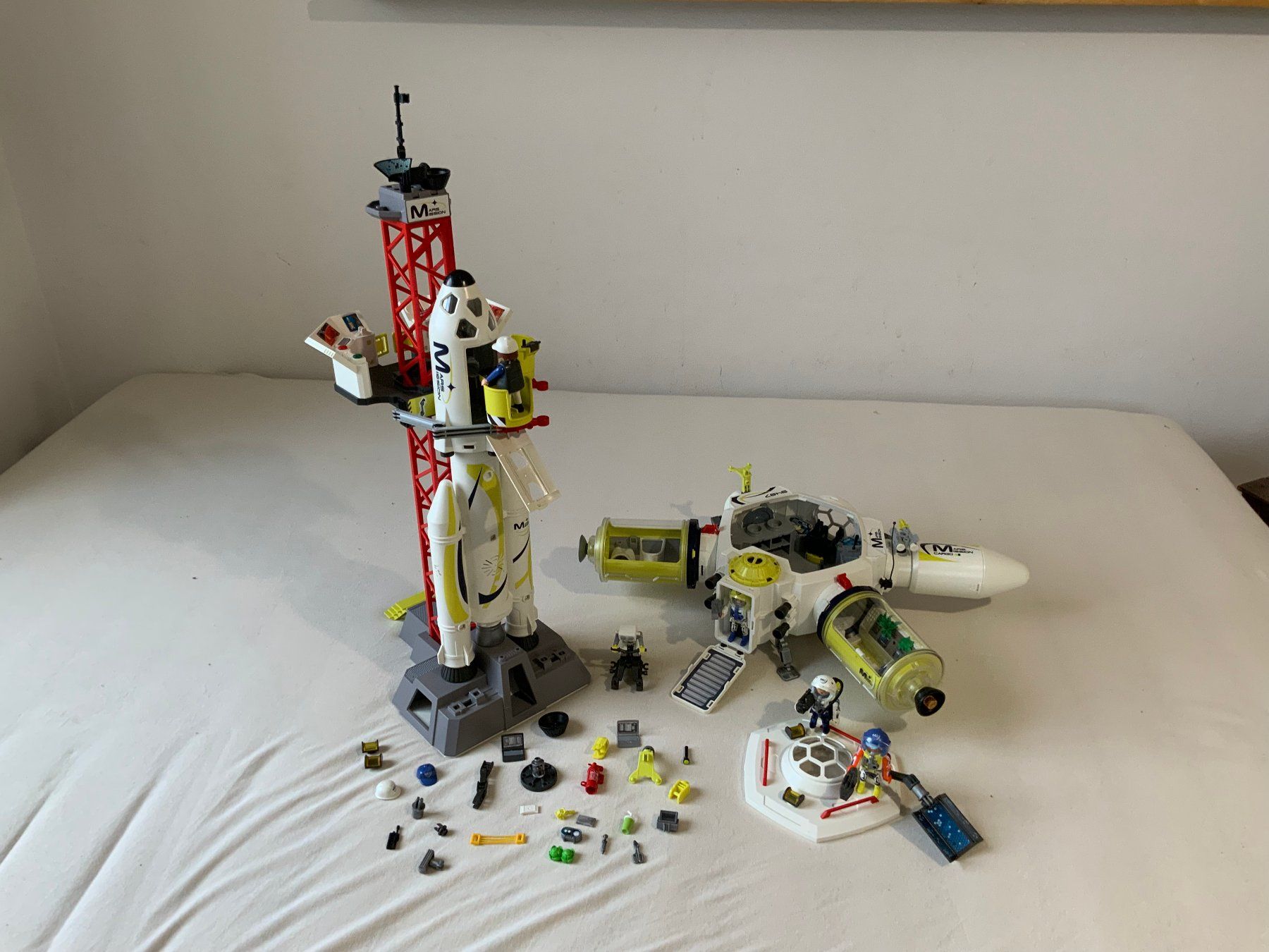 Playmobil Giocattoli: PLAYMOBIL Space Mars-Rakete mit Startrampe und Mars-Station – Usato da Solothurn venduto da Pakeha