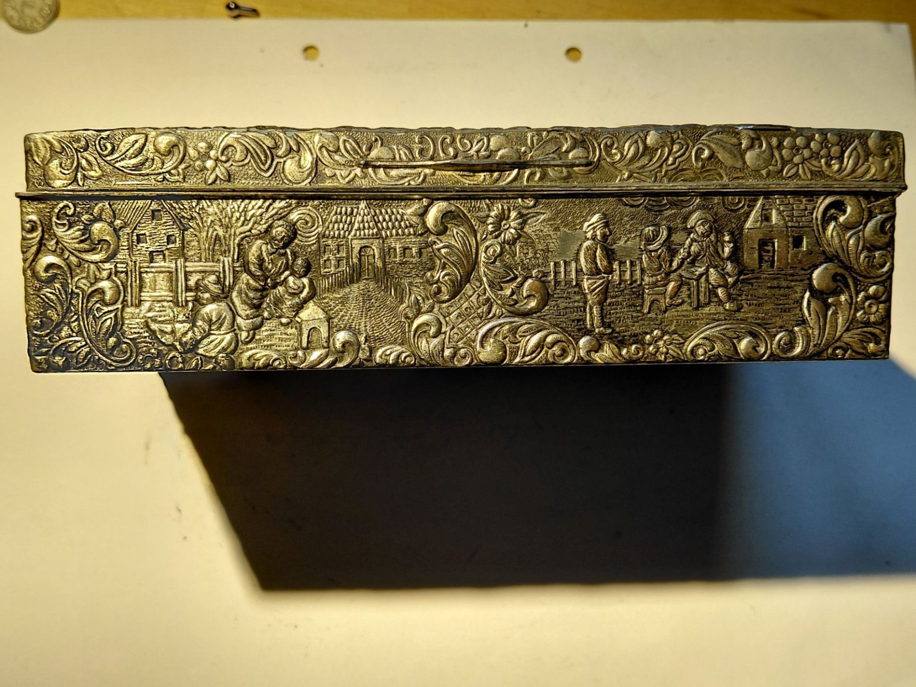 Tutte le decorazioni: Gebrauchte metallene Dose mit eingraphirtem Bild darauf – Difettoso da Gelterkinden venduto da martinom 1
