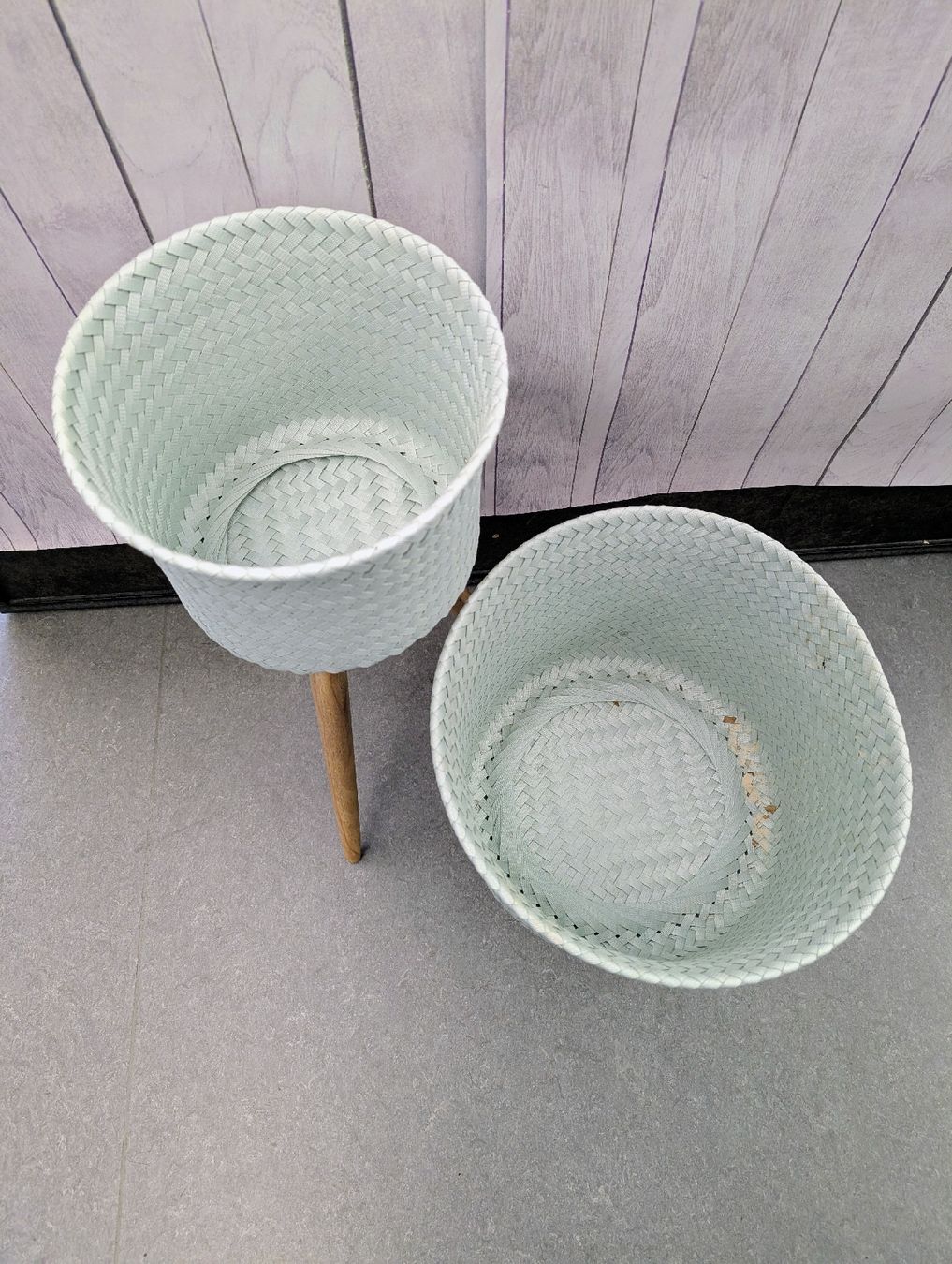 Vasi per fiori: 2er Set: Moderne Pflanzenübertöpfe mit Holzfüssen – Usato da Hunzenschwil venduto da Masa94 1