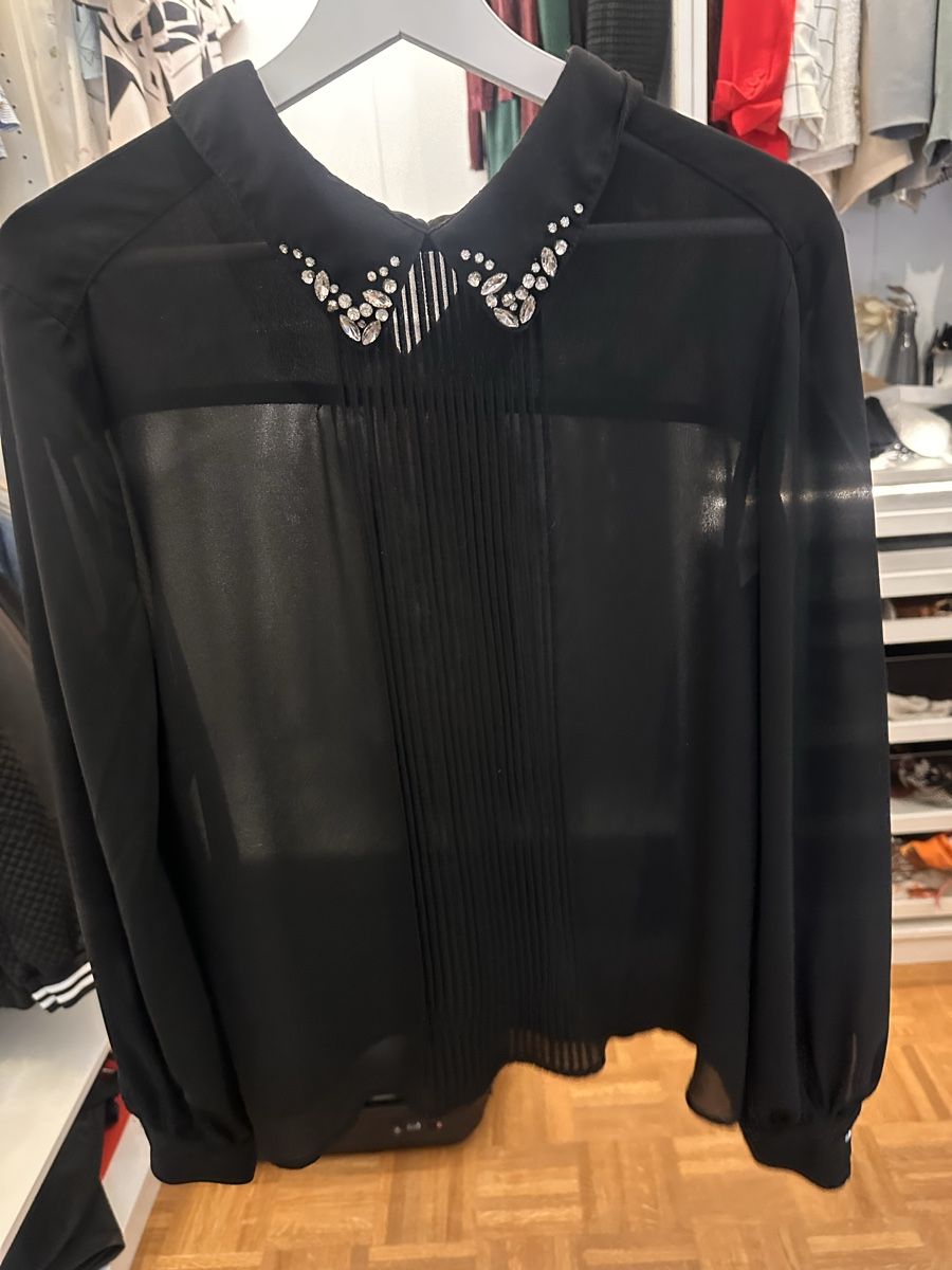 Mango Camicette: Schwarze Bluse MANGO mit Kragen und Schmucksteinen, Grösse M – Usato da Dierikon venduto da anfuchs