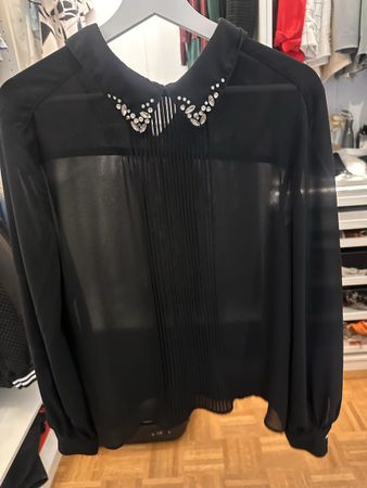 Schwarze Bluse MANGO mit Kragen und Schmucksteinen, Grösse M