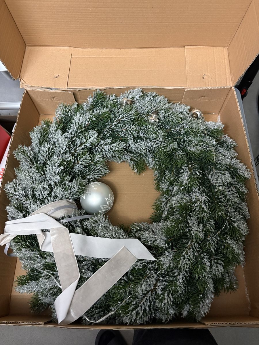 Toutes les décorations: Weihnachtskranz mit Kugel und Band – D'occasion à Gebenstorf par Brufittu
