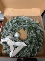 Weihnachtskranz mit Kugel und Band