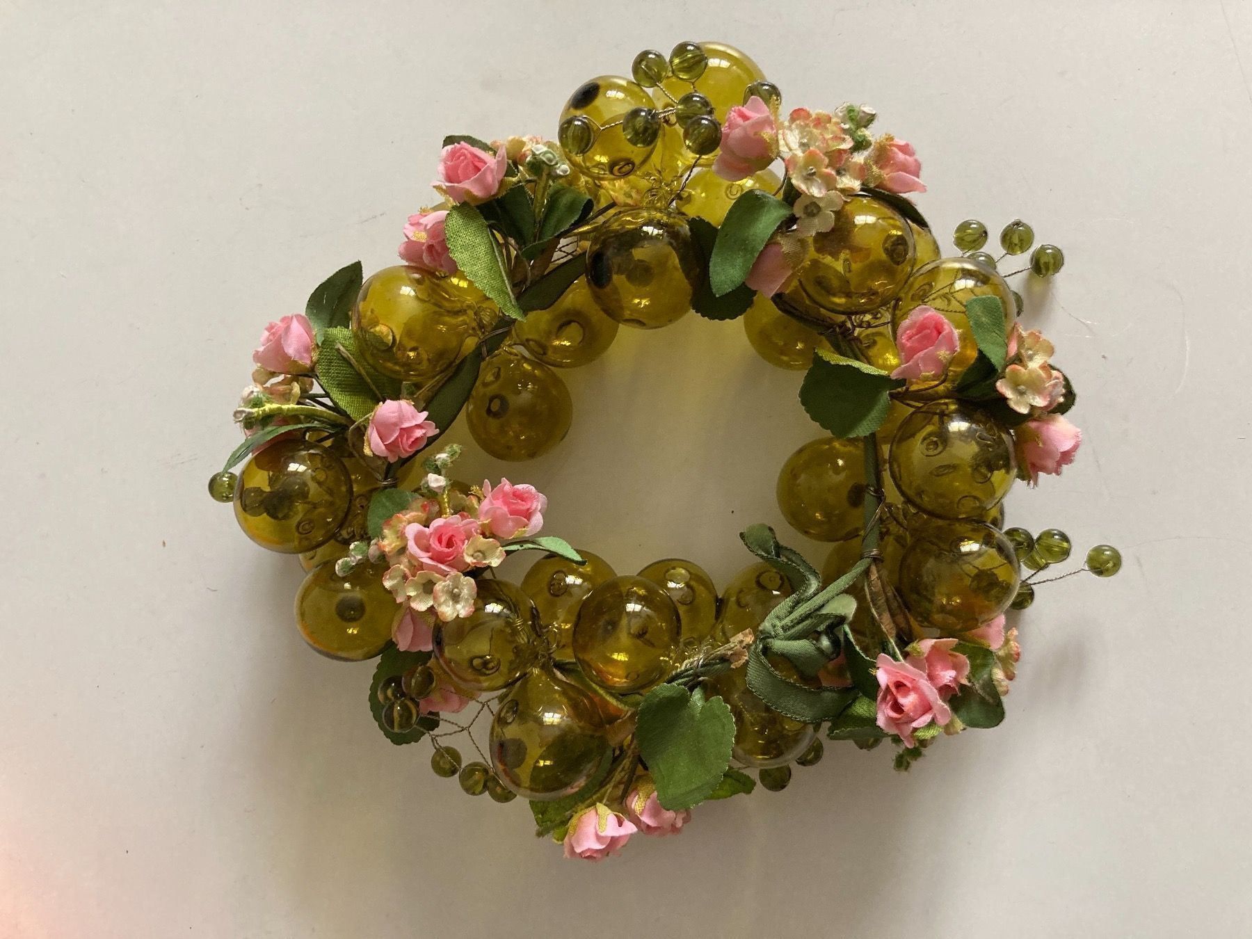 Alle Dekorationen: Schöner, älterer Glas-Kranz mit Kunst- – Gebraucht aus Zürich von Chaeffeler