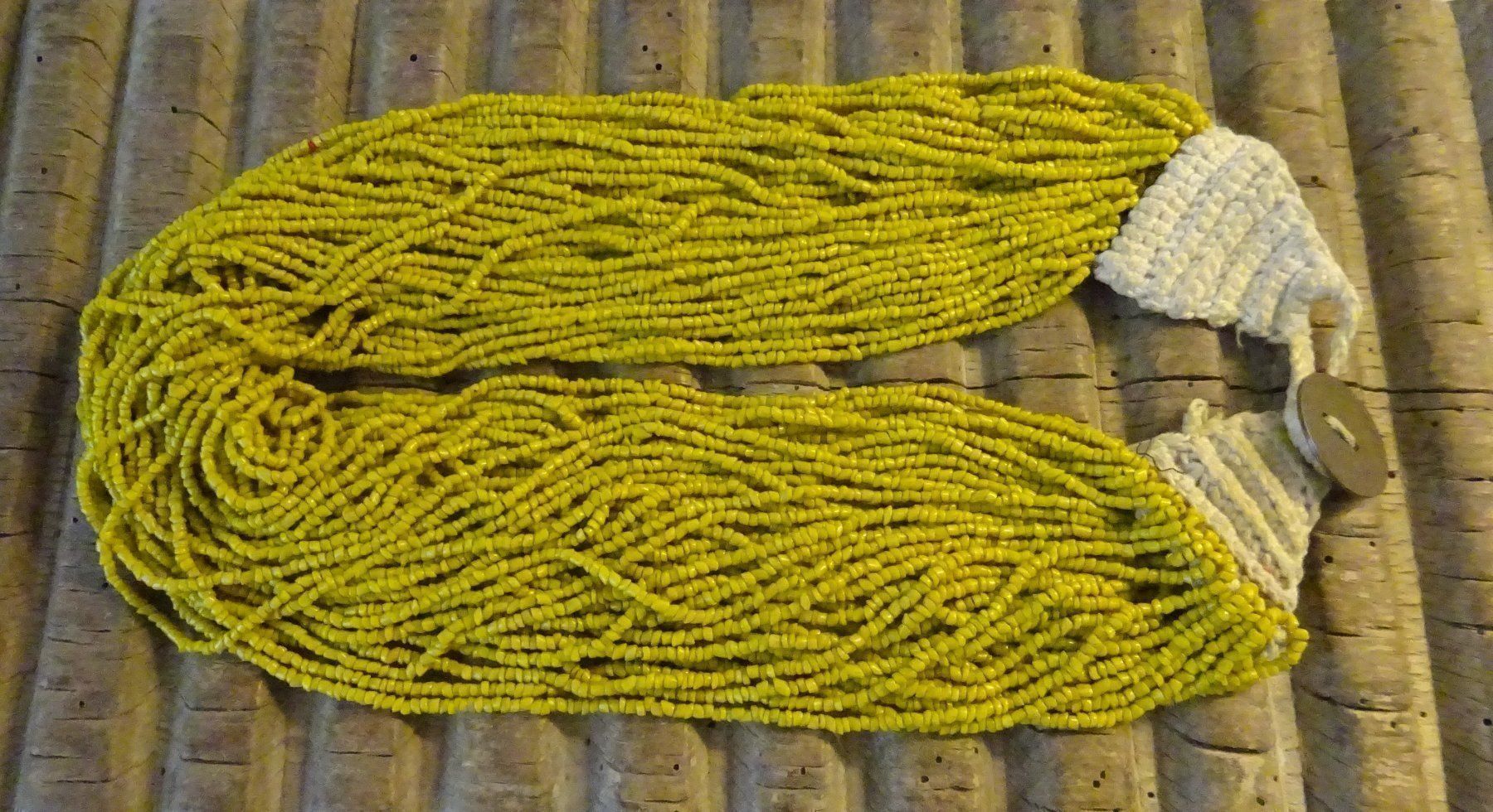 Catenine: Glaskette Senfgelb Indien / Ethno – Usato da Esslingen venduto da FetteSchnecke