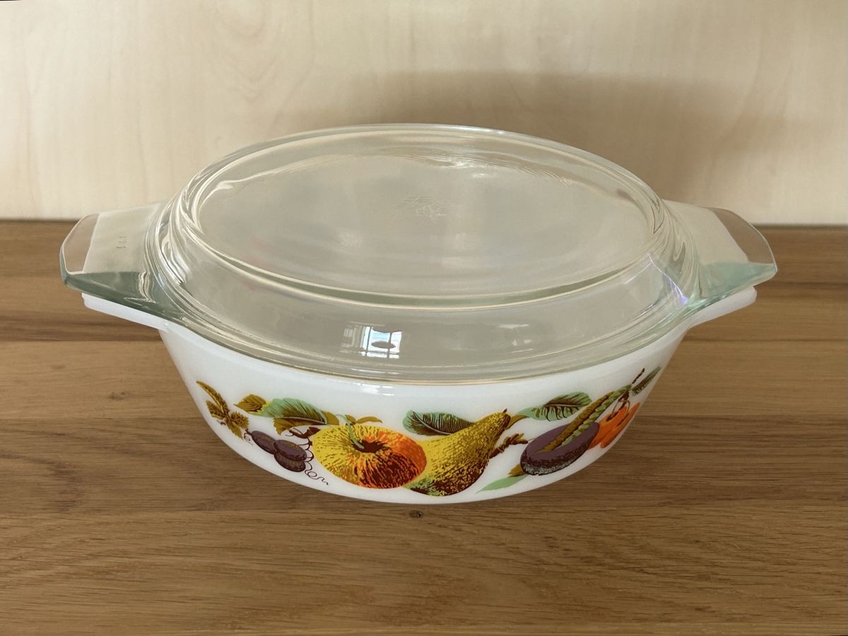 Pyrex Pentole: Vintage JAJ Pyrex Kent Orchard 505 mit Glasdeckel – Usato da Wettingen venduto da Mmccl