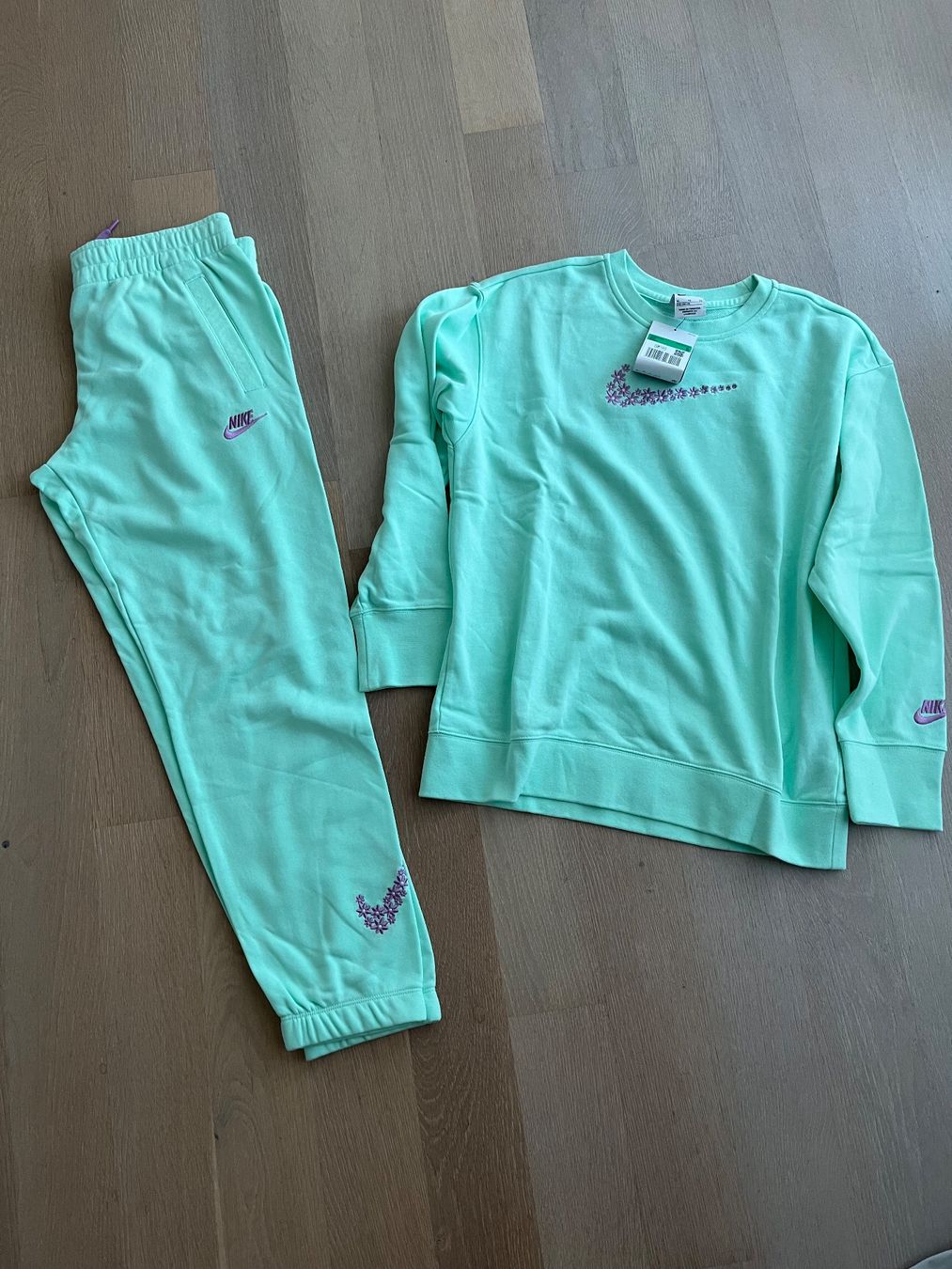 Nike Tute: Survêtement NIKE neuf avec étiquette – Nuovo e nell'imballaggio originale da Corteglia venduto da Lalapimpi 1