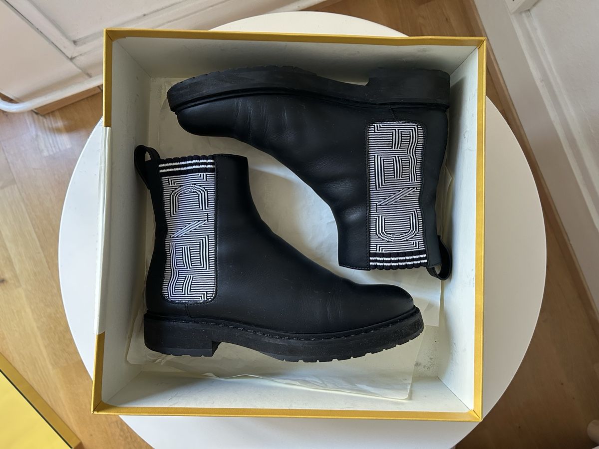 Fendi Scarpe da donna: Fendi Rococo Shearling Boots, Black, EU 36 – Usato da Genève venduto da TreasureChest
