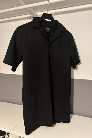 Polo Shirt BoohooMAN schwarz gerippt Grösse S neuwertig