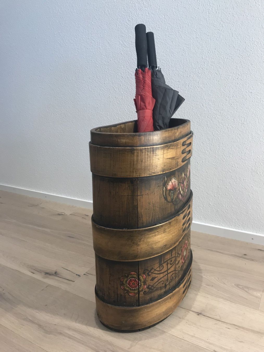Altri mobili per ufficio: Alte handbemalte wunderschöne Bränte als Schirmständer – Usato da Gersau venduto da pd-design-and-art 2