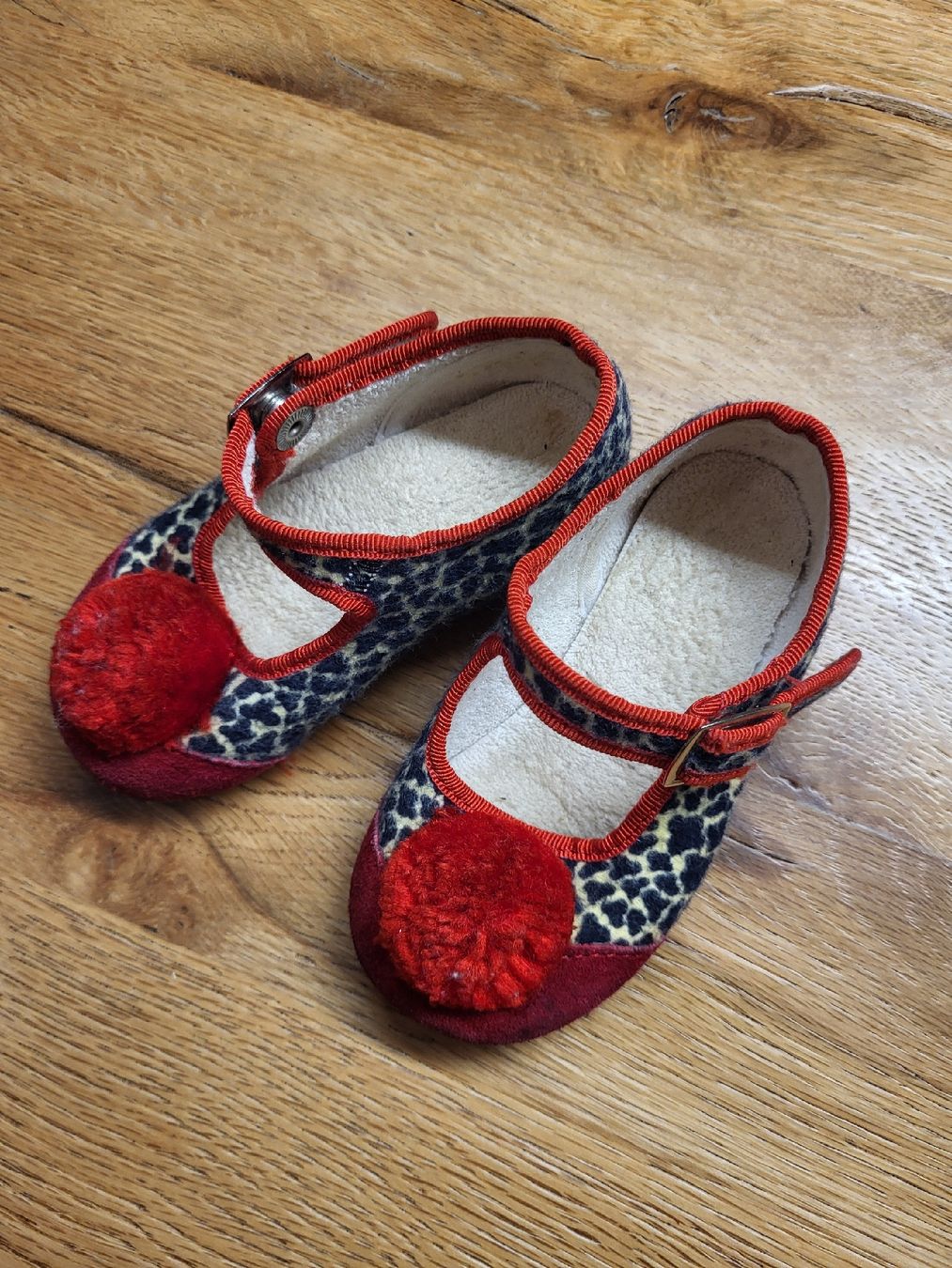 Scarpe per ragazze: Mädchen Schuhe, Grösse 20, Tiger – Usato da Rottenschwil venduto da stejung 1