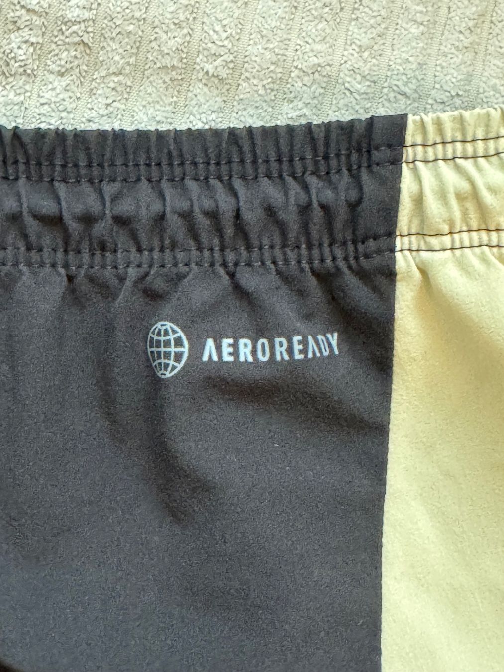 Adidas Pantaloni: Adidas kurze Shorts Gr. L – Usato da zürich venduto da tanike 3