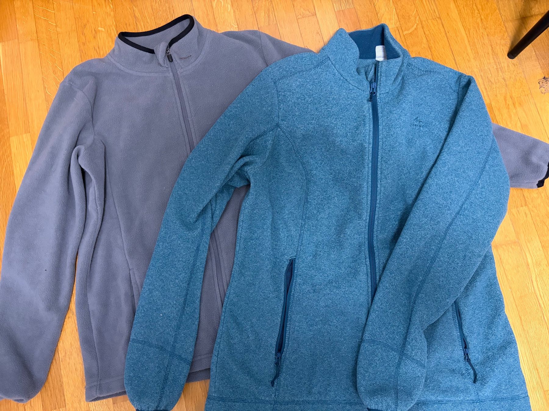 Lots de vêtements: Zwei Fleecejacken – D'occasion à Chur par alv_2xr8