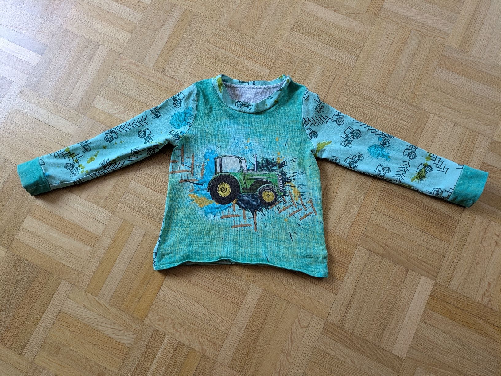 Pullover & Sweatshirts: Kinder Langarmshirt mit Traktor Motiv, Grösse 98 – Gebraucht aus Adlikon b. Andelfingen von IlonaSp