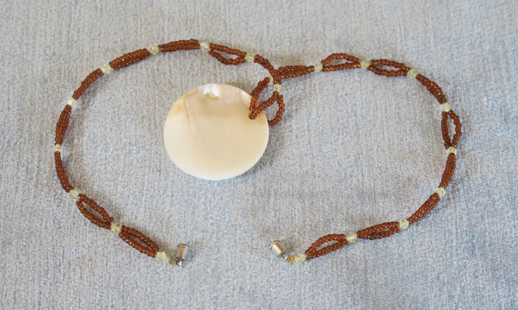 Catenine: Kette Glasperlen, Anhänger Perlmutt – Usato da Brittnau venduto da marlenestone 1