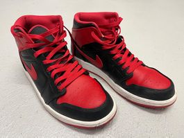 Jordan 1 Mid Sneaker Schwarz-Rot Gr. 42
