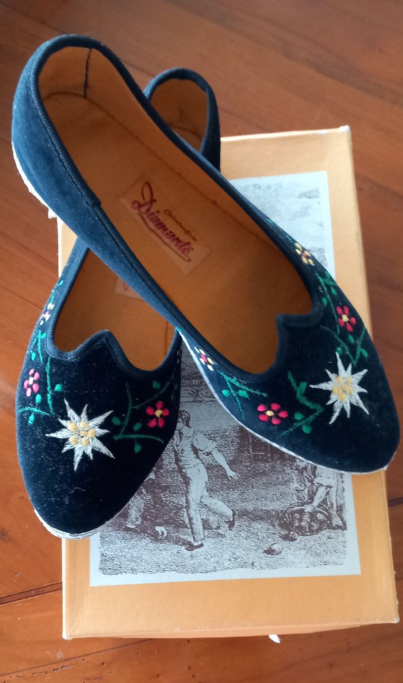 Damenschuhe: Ballerines NOIRES, feutrées avec  broderies taille 38 – Neu (gemäss Beschreibung) aus La Chaux-de-Fonds von Boutique333 3