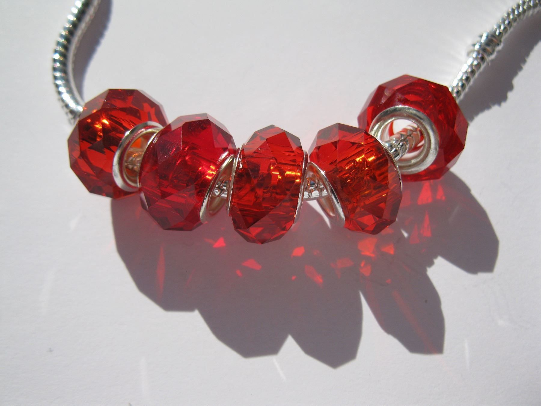 Perlen (unechte): 5 Glasperlen, Grosslochperlen, Beads facettiert rot, 14mm – Neu und originalverpackt aus St. Margarethen TG von LuanaKa 1