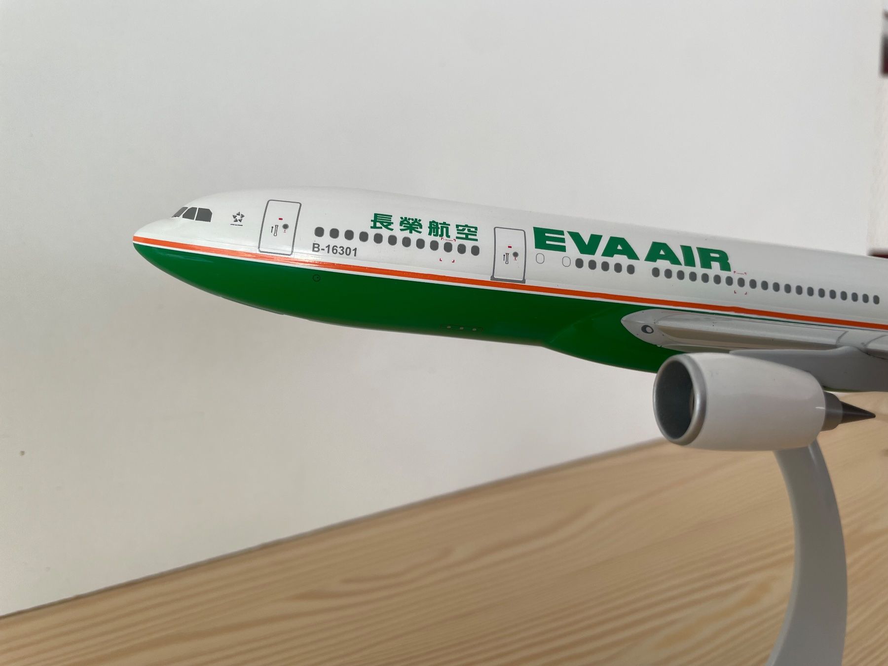 Airbus Kit di modellismo & Modellini statici: A330-200 Eva Air 1:200 – Nuovo e nell'imballaggio originale da Hinwil venduto da Yamracer 1