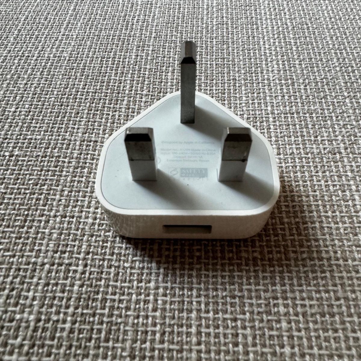 Apple Spine: Apple 5W USB Power Adaptor (UK Plug) – Usato da Zürich venduto da M4xi_13 1