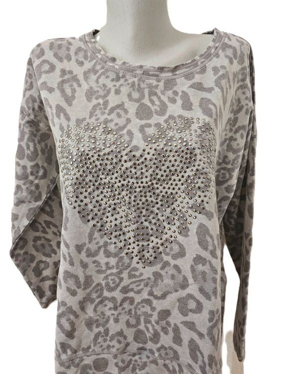 Pullover & Sweatshirts: PASSPORT Pullover Gr. M Leo Print Glitzer Herz – Gebraucht aus Füllinsdorf von Sunnebliemli7 1