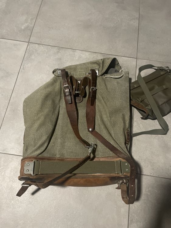 Sac à Dos De L'armée Suisse - Style Militaire, Couleur Beige, Matière Coton Mixte Et Lin, Anses En Cuir, Occasion