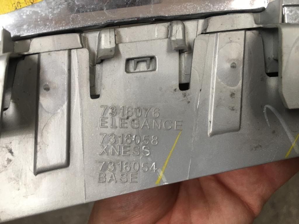 BMW Tutti pezzi di ricambio auto: BMW X5 F15 ORIGINAL Front Kühlergrill – Usato da Feuerthalen venduto da ItsKruusty 1