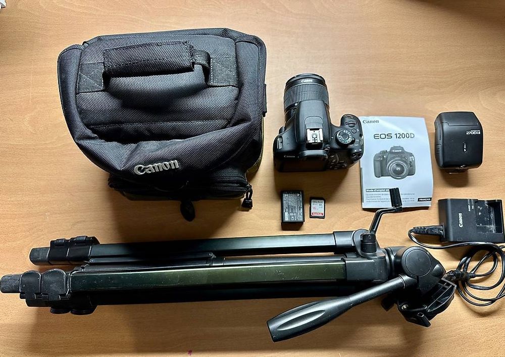 Canon EOS 500 Argentique Avec Trépied, Sacoche, Flash Et 2 Objectifs, état Correct