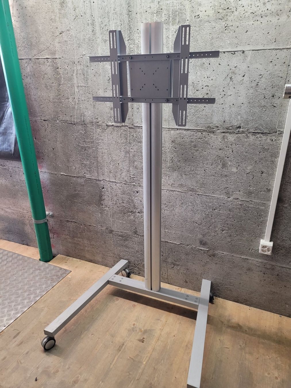 Wandhalterungen: Fernsehständer Rollbar 176cm - Multibrackets - Trolley – Gebraucht aus Vitznau von Night-Fire