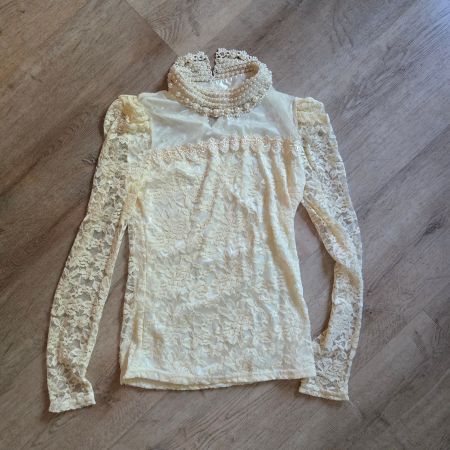 Damen Spitzenbluse mit Perlenkragen und Puffärmeln Grösse S