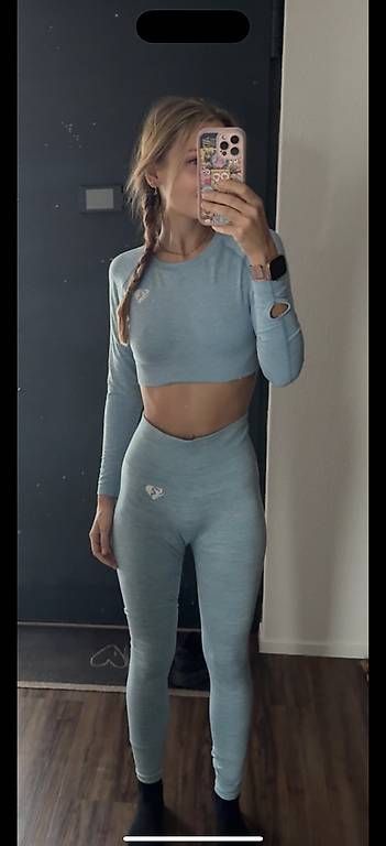 Lots de vêtements: hellblaues Sportset – D'occasion à Burg AG par san_y56v