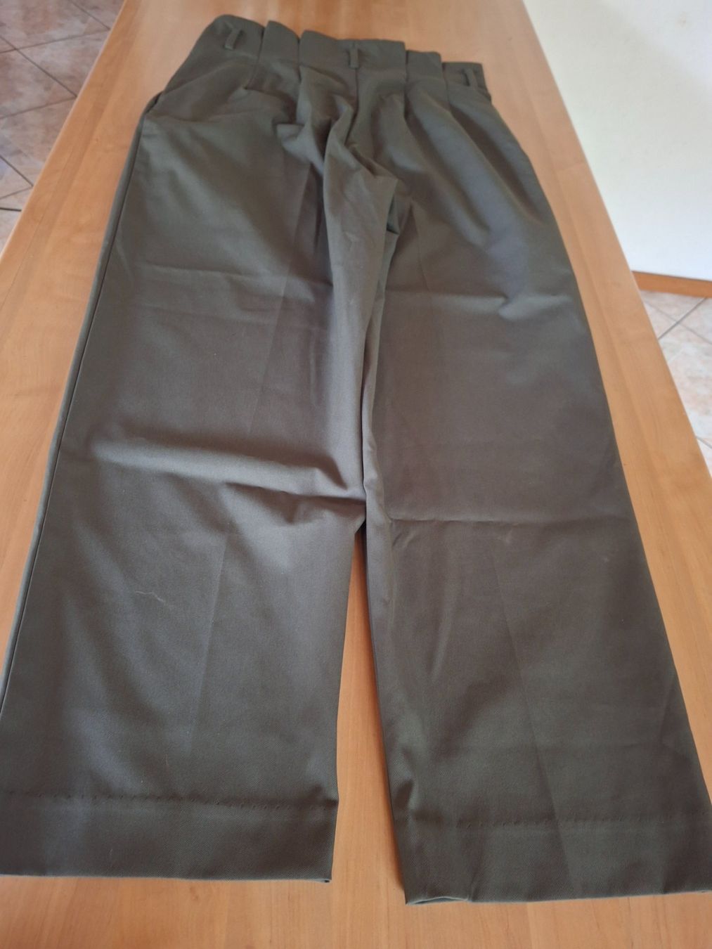 H&M Pantaloni: Pantalon taille 42 marque H&M – Usato da Villiers venduto da san_jn5w 6