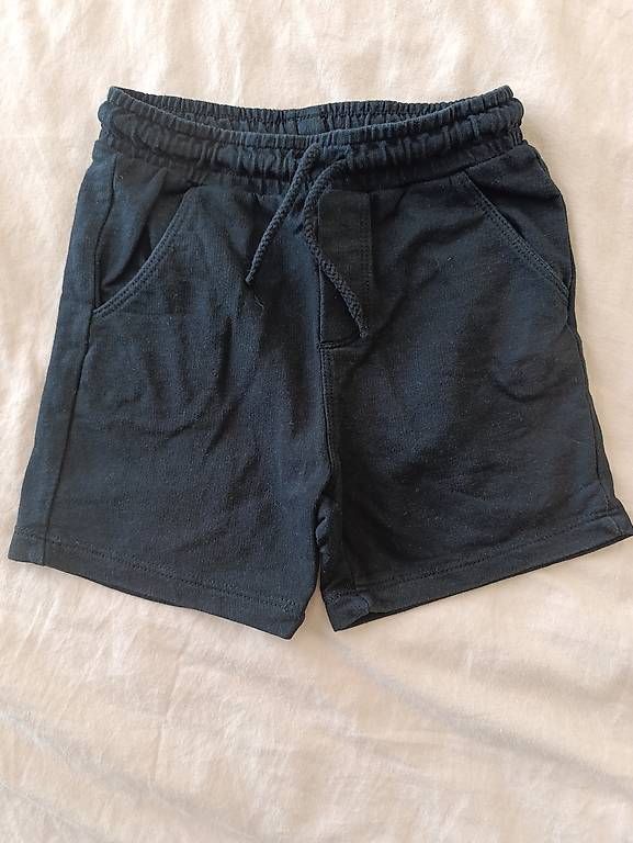 Zara Pantaloni: Shorts – Usato da Ittigen venduto da mih_vj86