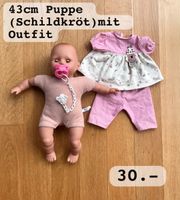 Schildkroet Puppe 43 cm mit Kleidung und Schnuller Set