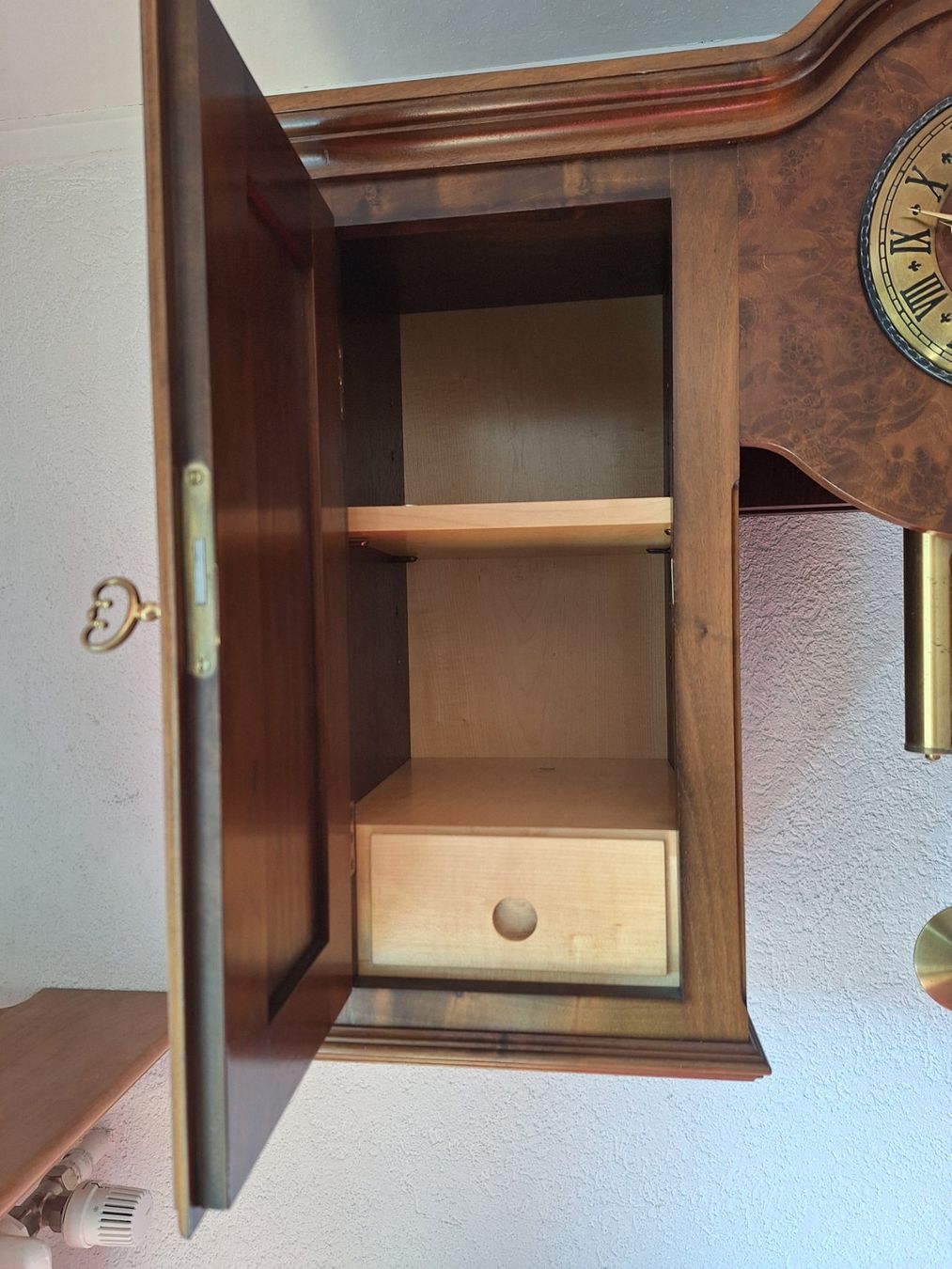 Armadi: Hängemöbel mit Uhr – Usato da Altstätten SG venduto da man_m9rv 4