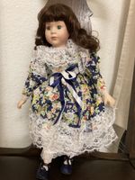 Porzellanpuppe mit Blumenkleid