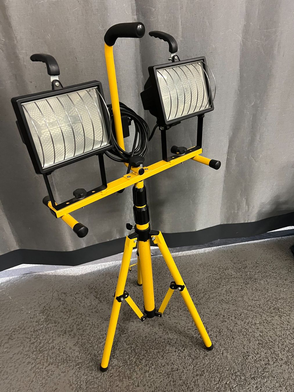 Lampade: Baustrahler mit Stativ, Doppelstrahler, gut erhalten, hell! – Usato da Hallwil venduto da Tintoyland 1