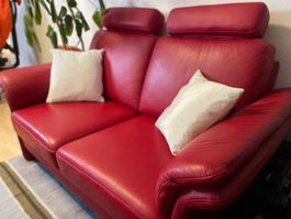 Rotes 2er-Sofa in Leder, sehr gepflegt, Marke Carina