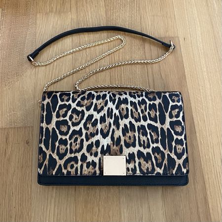 MSchicke Handtasche mit Leo-Muster und Goldkette von Manor