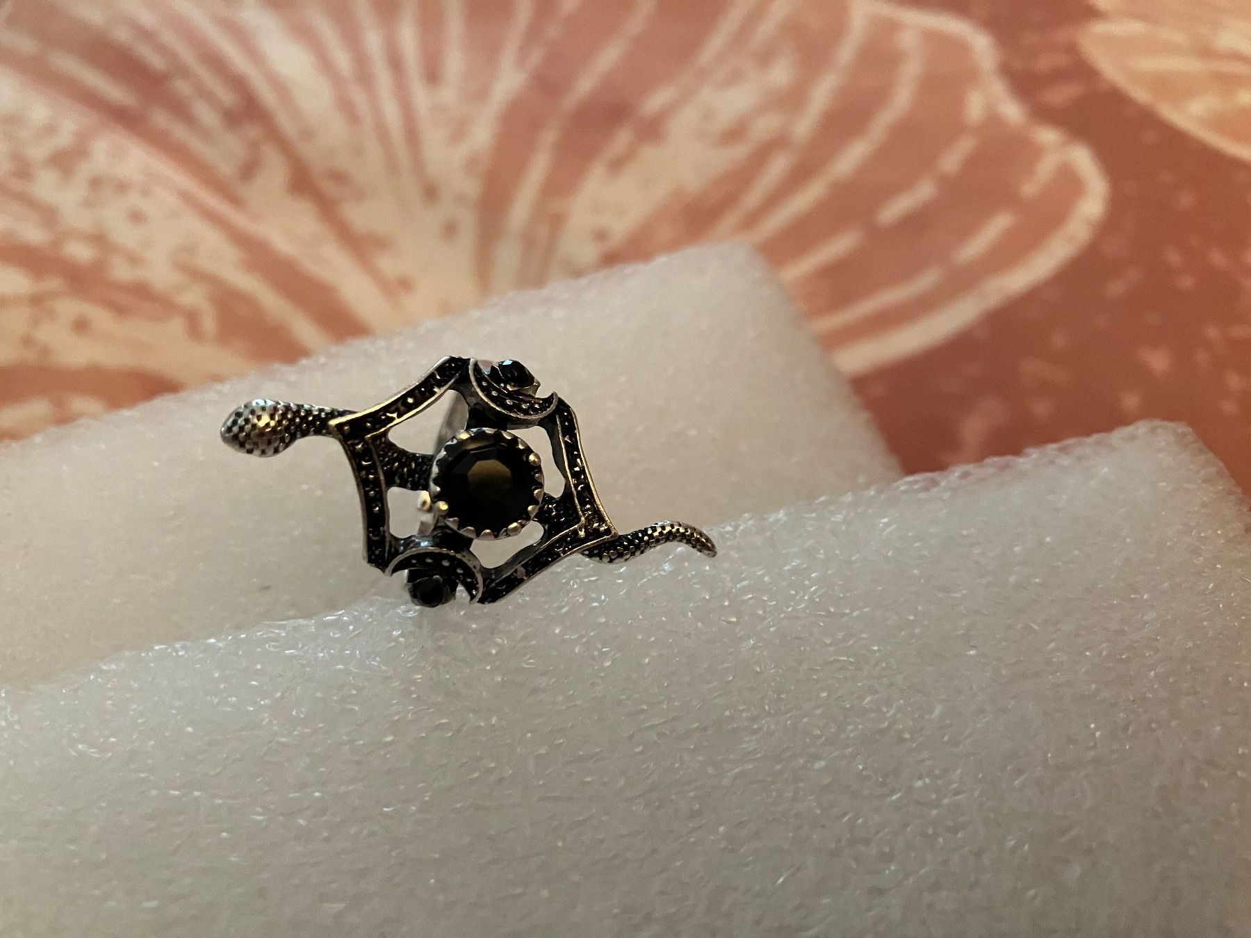 Ringe: schöner silberfarbener Schlangenring, schwarze Steine, – Neu (gemäss Beschreibung) aus Affoltern am Albis von Dlotti 1