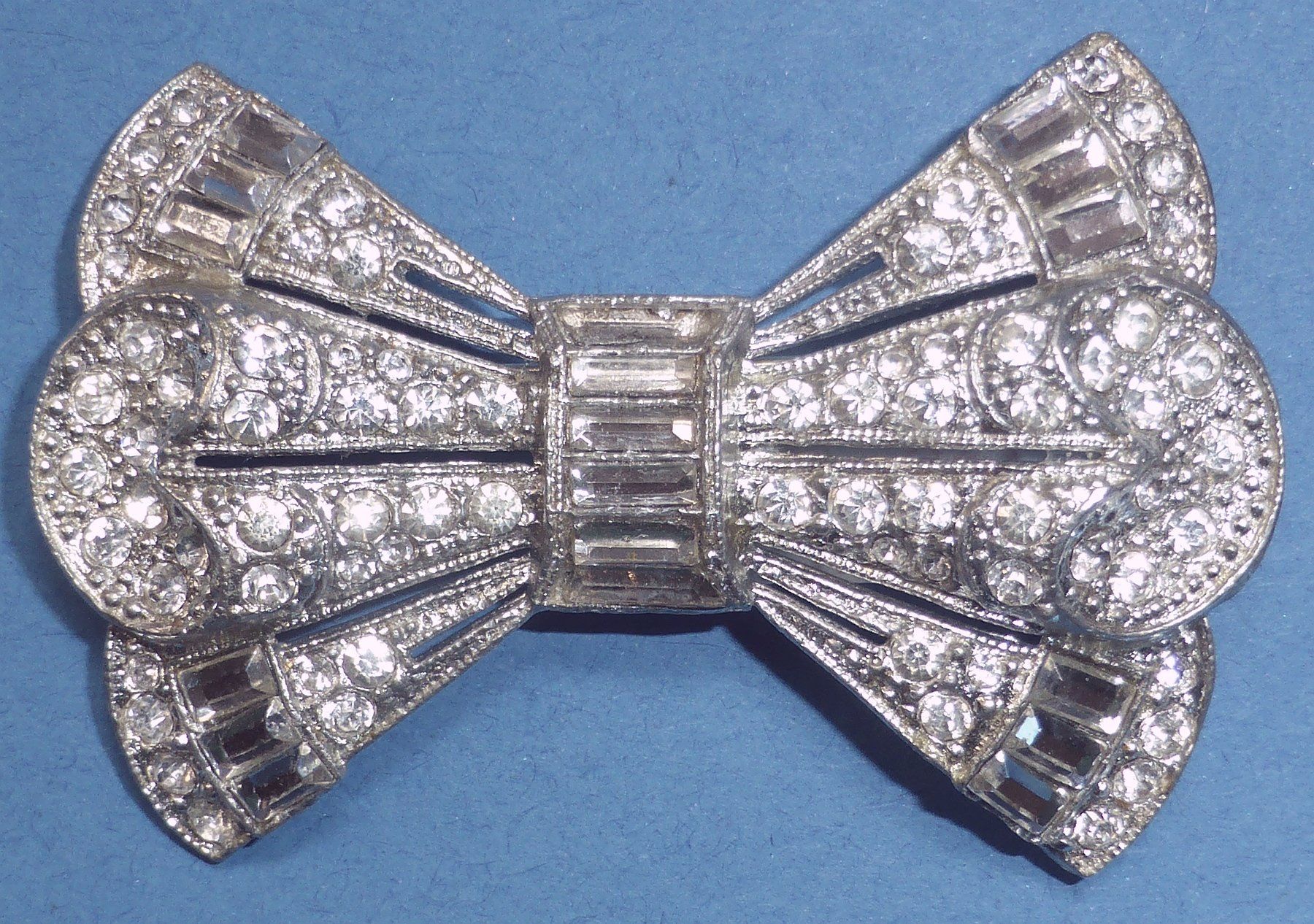 Spille & Fermagli: Hübsche Art Deco Brosche, 1930, in Form einer Fliege – Usato da Sonceboz-Sombeval venduto da Artdecolove
