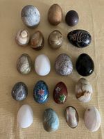 Lot de 19 oeufs décoratifs  pierre, nacre, bois