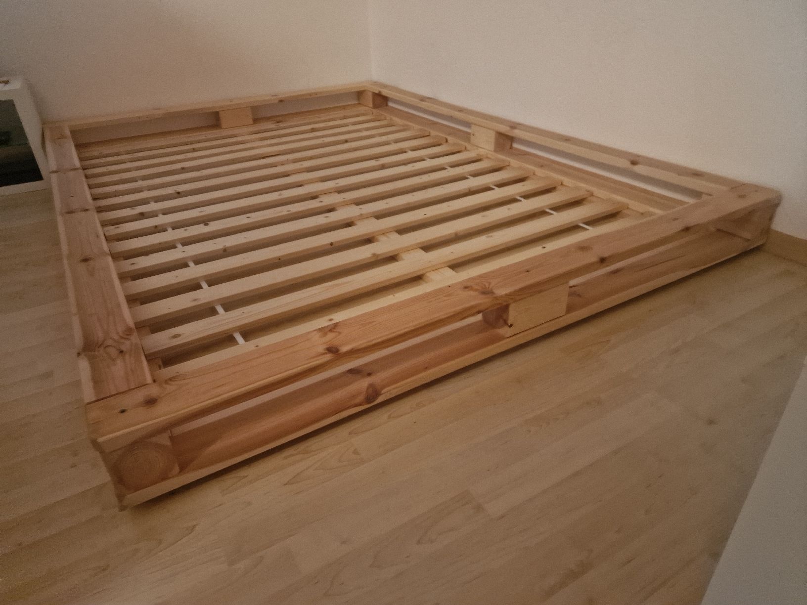 Lits: Palettenbett mit Matraze – Neuf (Voir description) à Wetzikon ZH par saro40 1