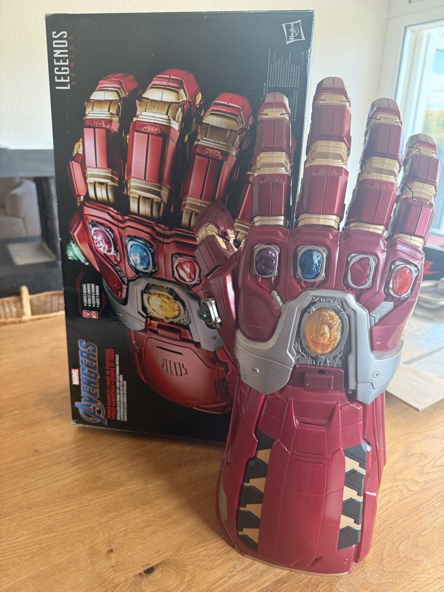 Marvel Giocattoli: Marvel Avengers Infinity Gauntlet light-up toy new – Usato da Baar venduto da Lamboluxery69