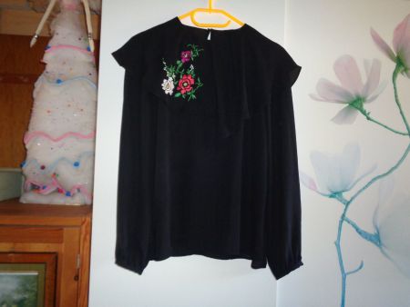*** Bluse mit Stickerei *** / von ZARA