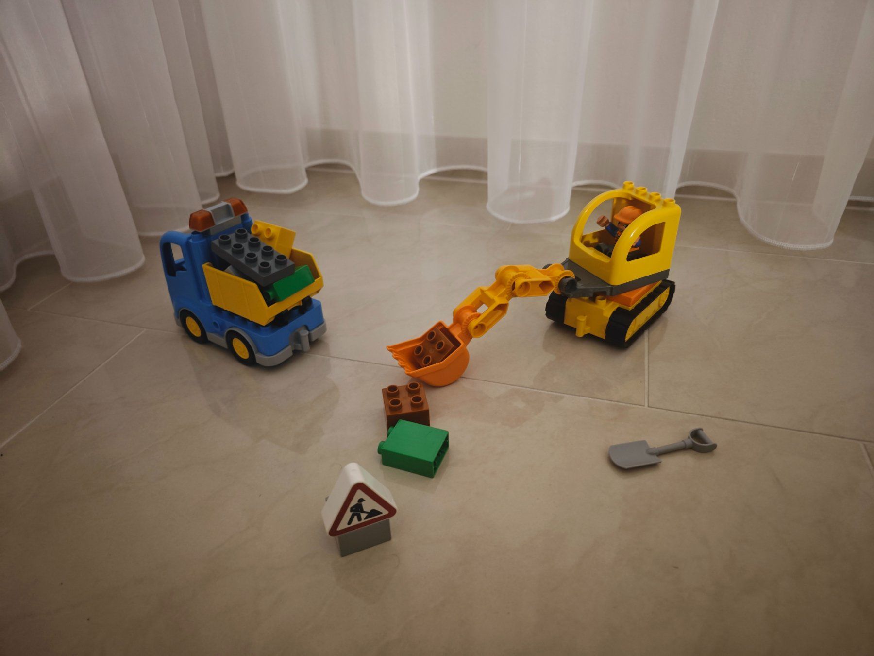 Lego Giocattoli: Lego Duplo Bagger und Lastwagen – Usato da Jona venduto da Wellisi